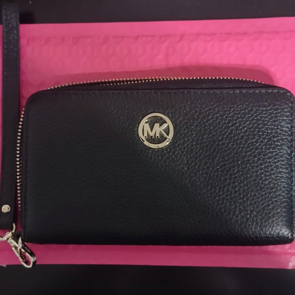 ❌❌SOLD❌❌Michael Kors Black Pebbled Leather Wristlet